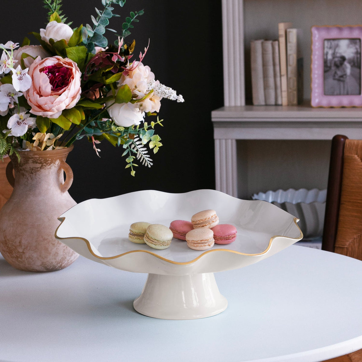 ENCANTO Carola Pedestal Cake Plate (Cream and White)