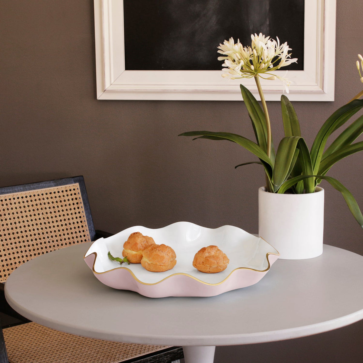 ENCANTO Carola  Large Round Platter (Camellia and White)
