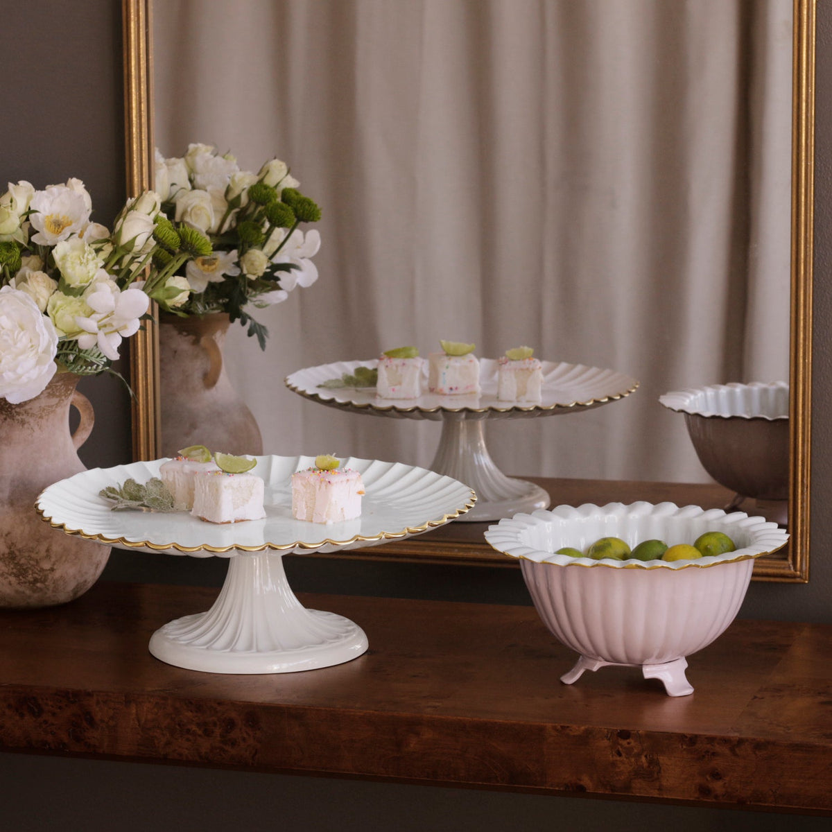 ENCANTO Vienna Pedestal Cake Plate (Cream and White)