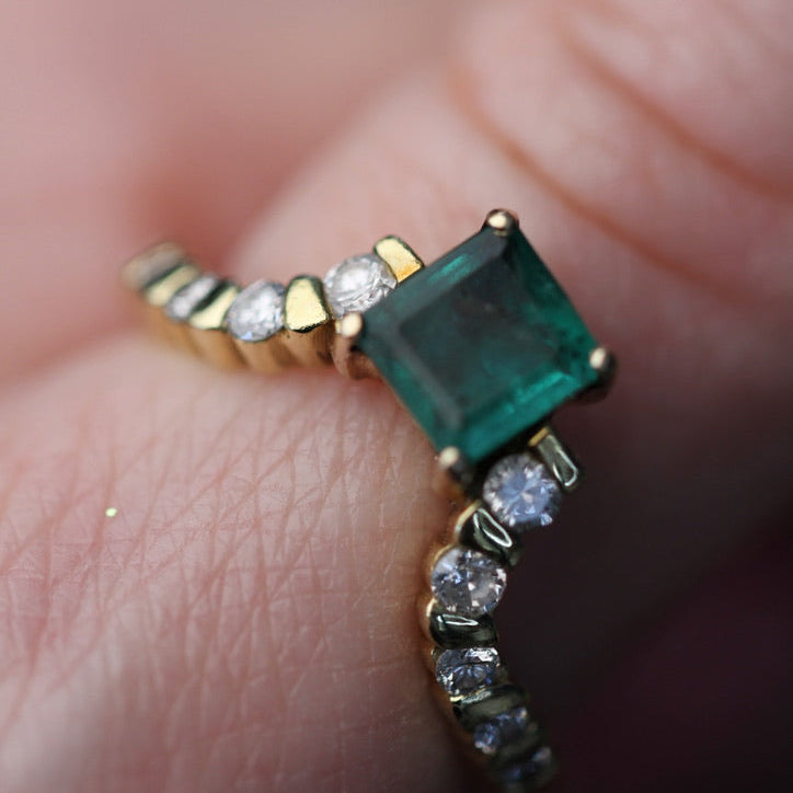 18K Yellow Gold Emerald & Diamond Band Ring
